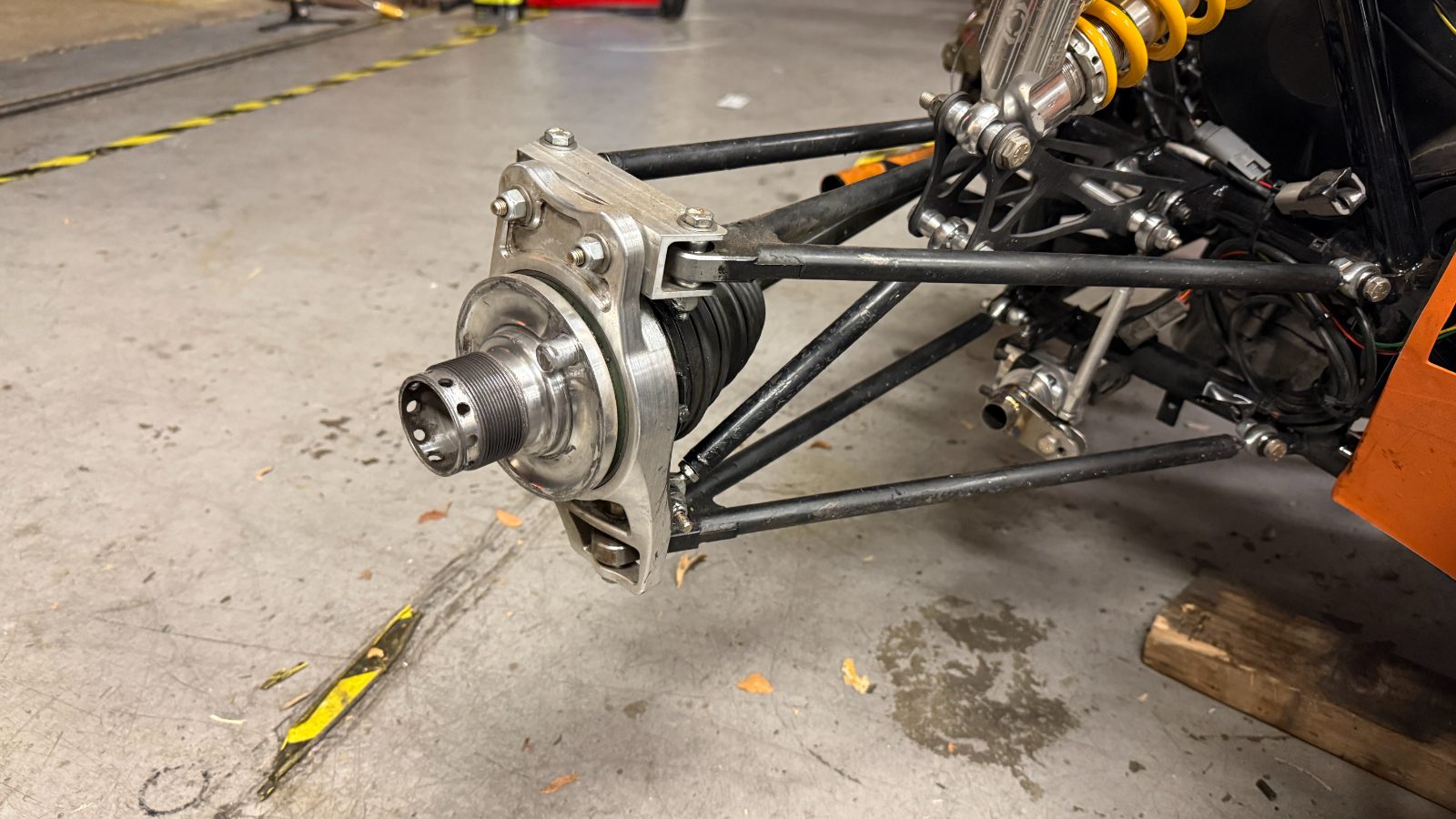 Rear upright on the control arms with the chassis behind